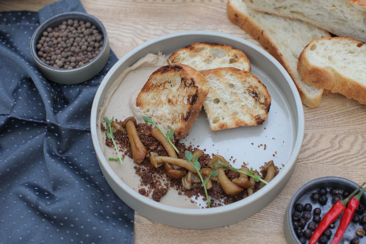 Mushrooms and toasted bread on a plate